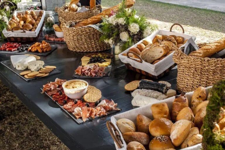 Mesa de quesos y pan jardin vicentino